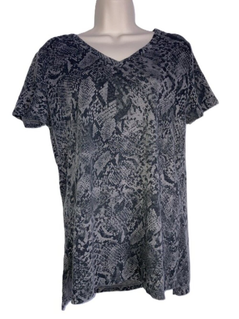 ANA A New Approach V-Neck Short Sleeve Snakeskin Reptile T-Shirt Women’s Medium